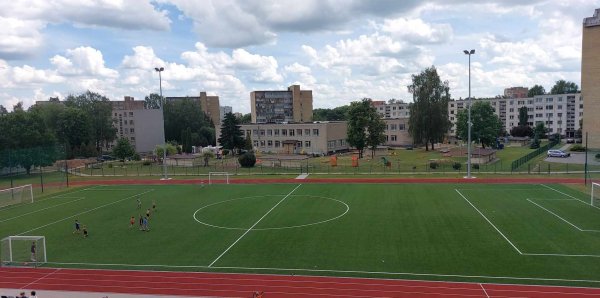 Stadionas, Kauno Bernardo Brazdžionio mokykla (Partizanų g. )