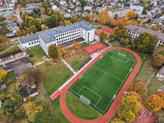 Dirbtinės žolės stadionas su sudėtinėmis dalimis